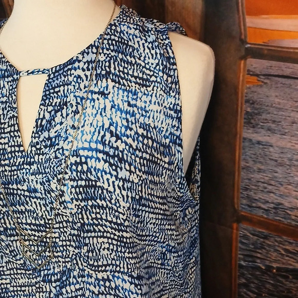 5/$25 Violent and Claire size large blue keyhole tank blouse - Picture 6 of 10